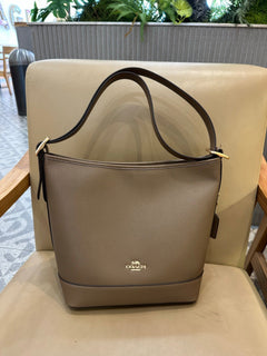 Coach Jude Duffle Bag em Signature Canvas Taupe Ferragens Douradas