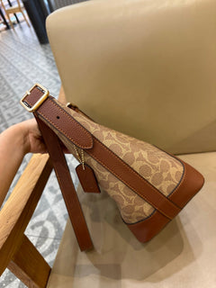 Coach Jude Duffle Bag em Signature Canvas Khaki Ferragens Douradas