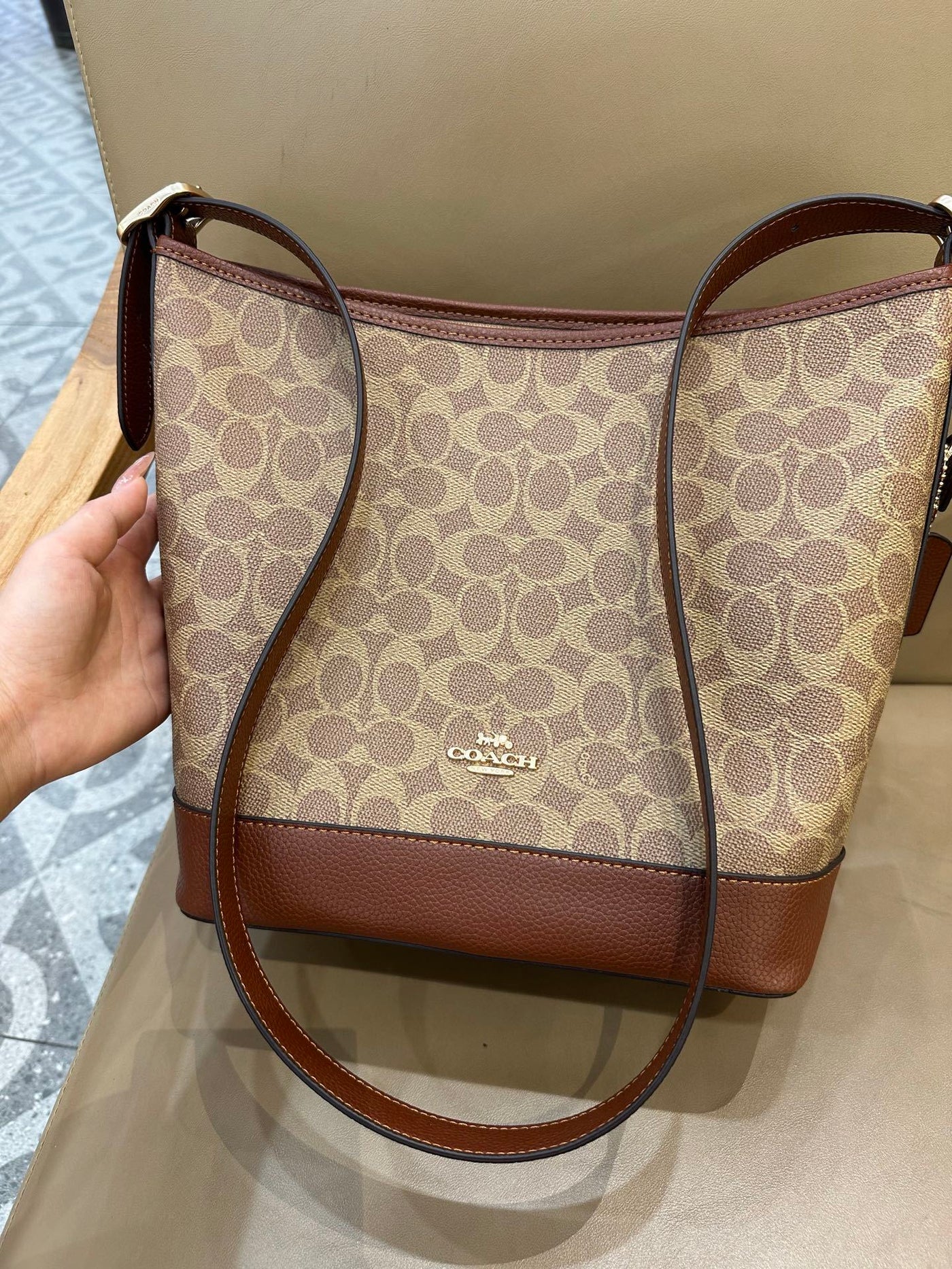 Coach Jude Duffle Bag em Signature Canvas Khaki Ferragens Douradas
