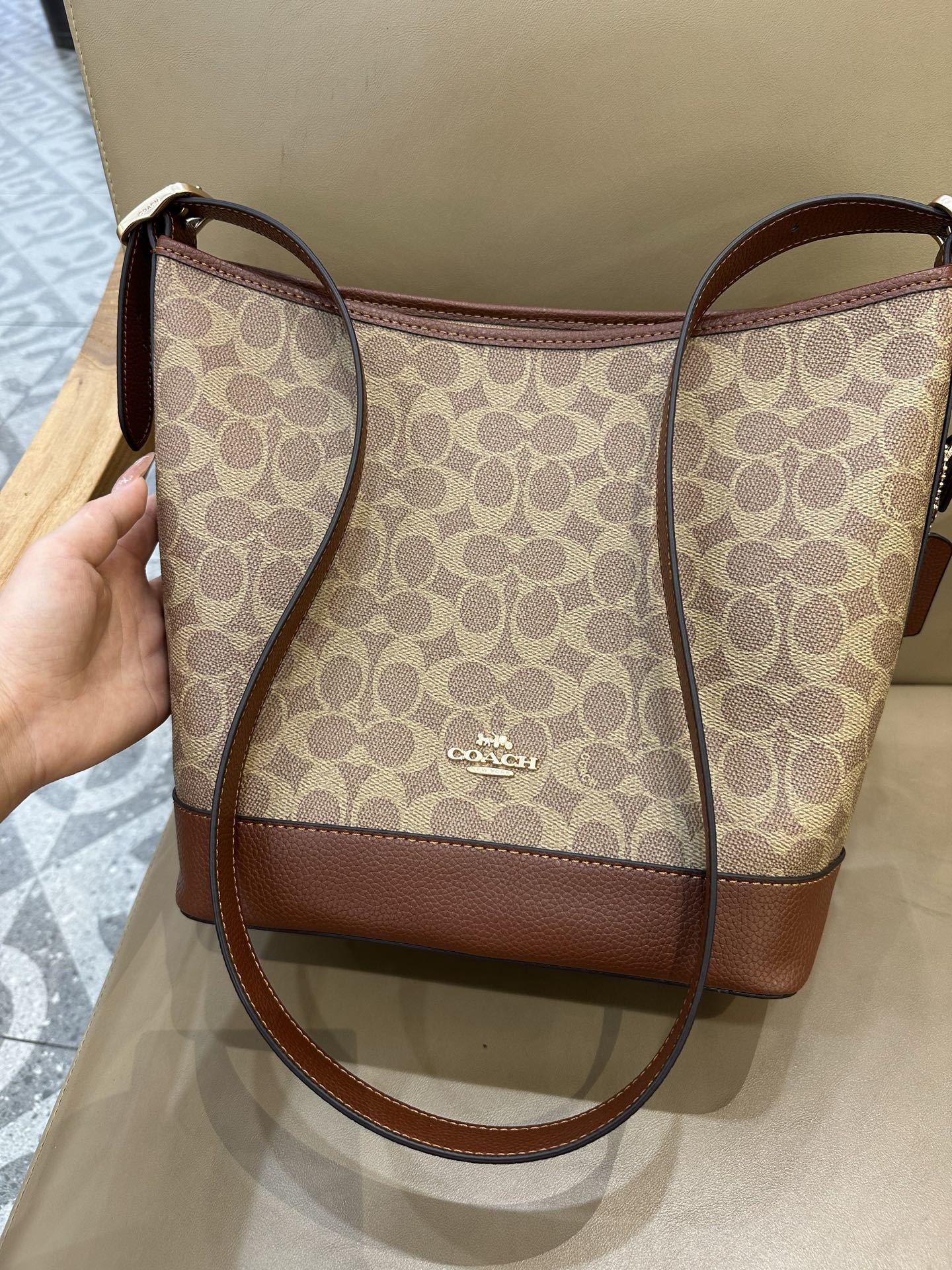 Coach Jude Duffle Bag em Signature Canvas Khaki Ferragens Douradas
