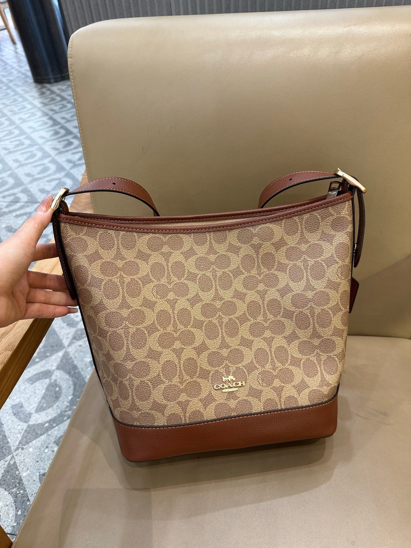 Coach Jude Duffle Bag em Signature Canvas Khaki Ferragens Douradas