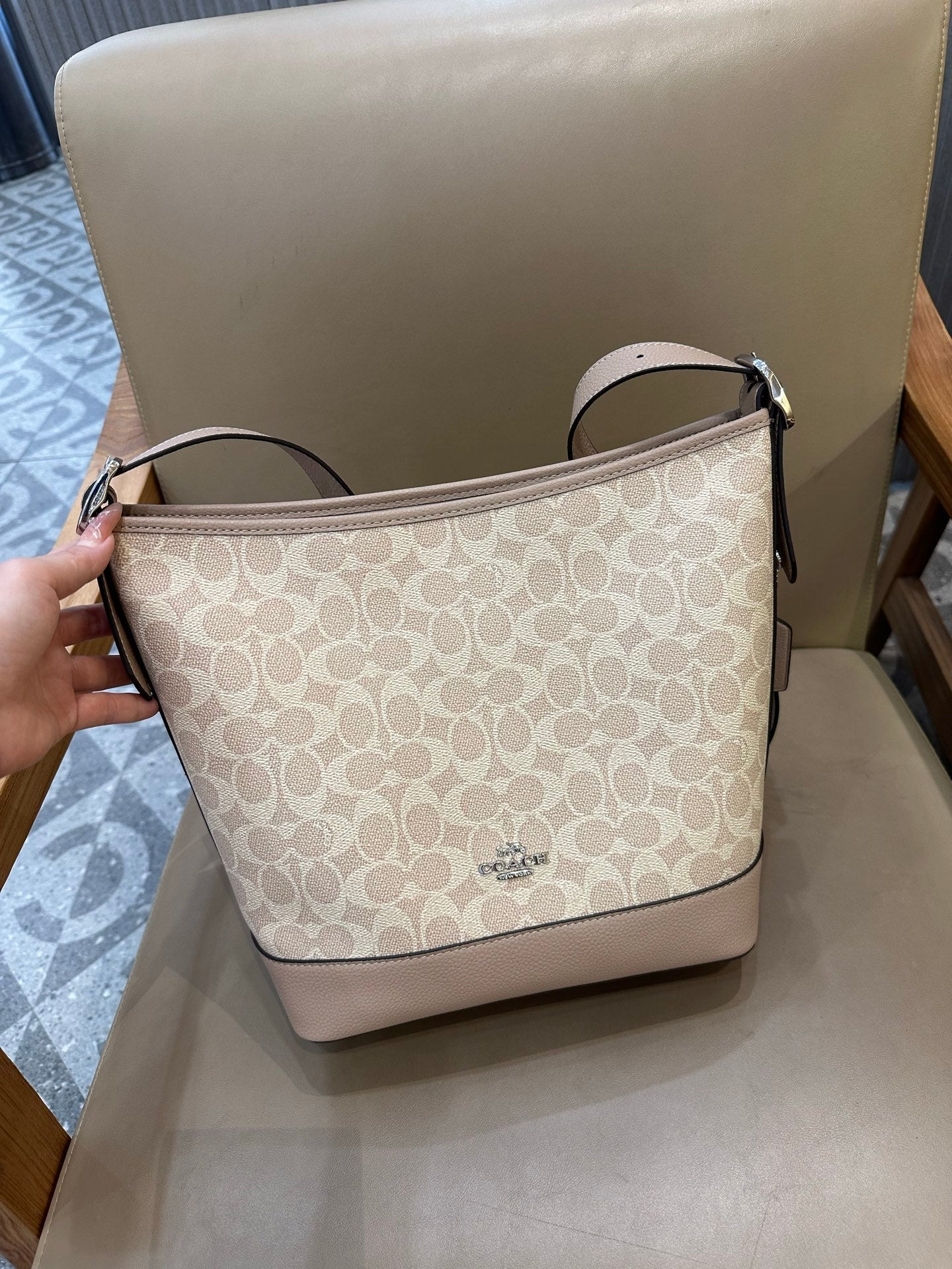 Coach Jude Duffle Bag em Signature Canvas Khaki Claro Ferragens Prata