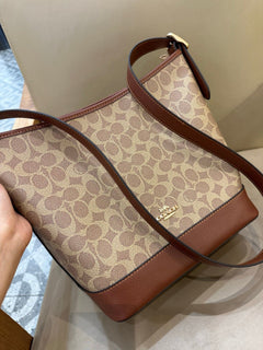 Coach Jude Duffle Bag em Signature Canvas Khaki Ferragens Douradas