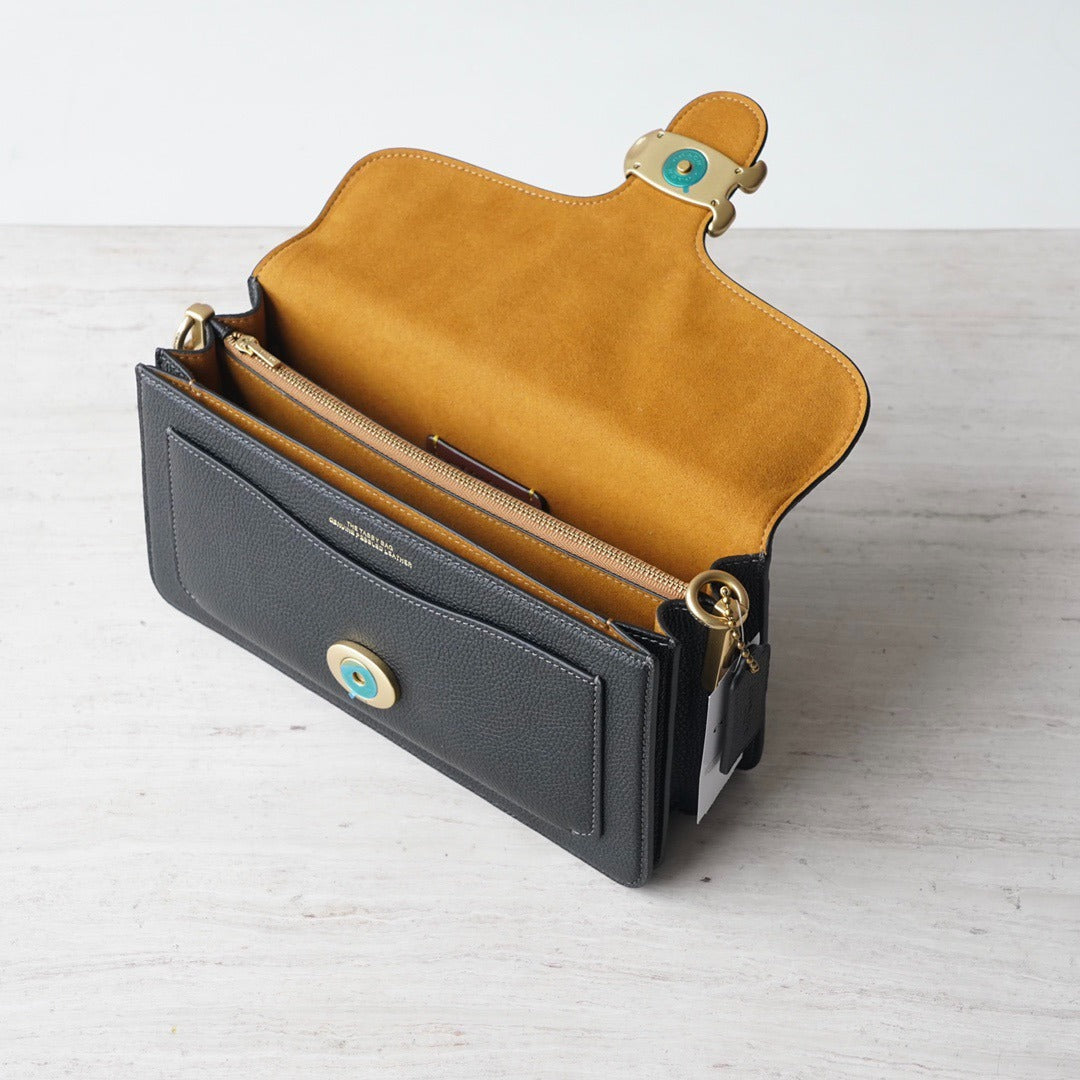 Bolsa Coach Tabby em Couro Preto com Interior Caramelo .