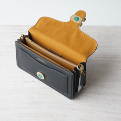Bolsa Coach Tabby em Couro Preto com Interior Caramelo .