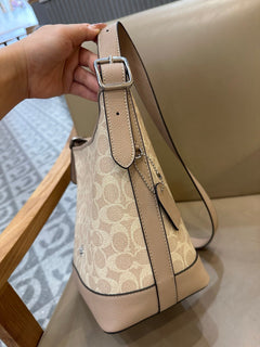 Coach Jude Duffle Bag em Signature Canvas Khaki Claro Ferragens Prata
