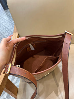 Coach Jude Duffle Bag em Signature Canvas Khaki Ferragens Douradas