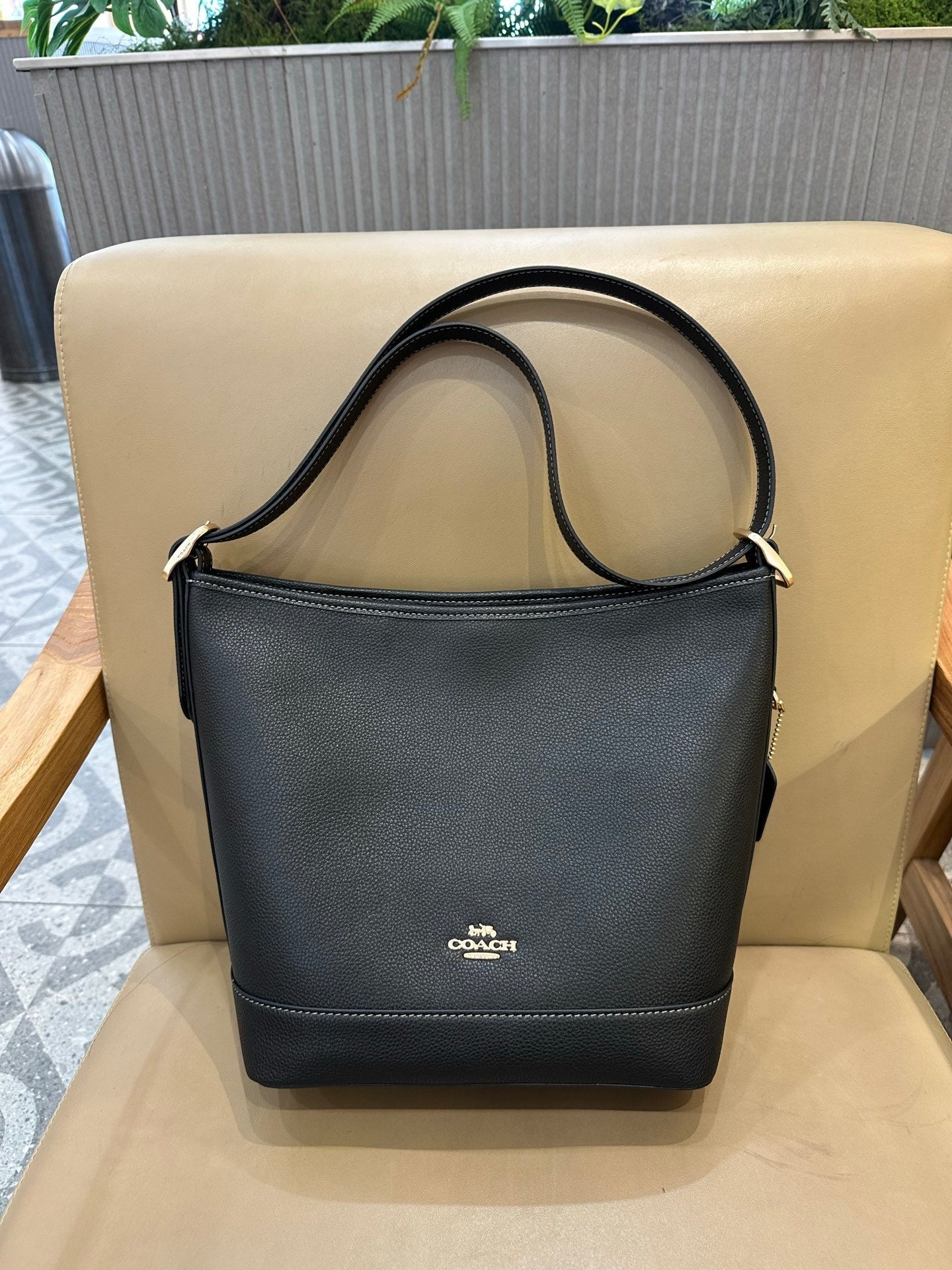 Coach Jude Duffle Bag em Signature Canvas Black Ferragens Douradas
