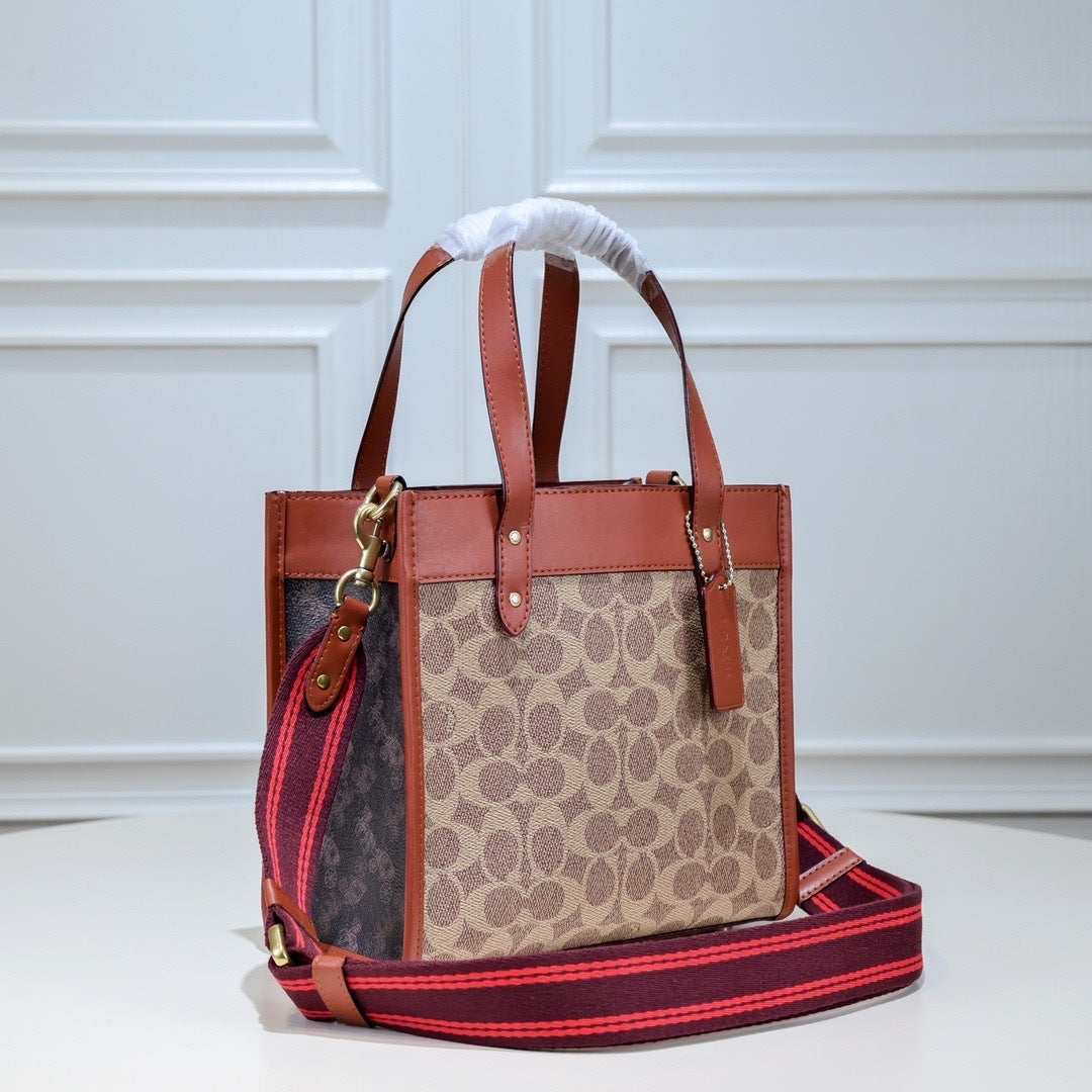 Coach Field Tote 22 Signature Canvas Khaki Ferragens Douradas
