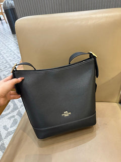 Coach Jude Duffle Bag em Signature Canvas Black Ferragens Douradas