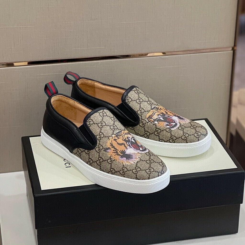 GUCCI GG Supreme Tiger Slip On.