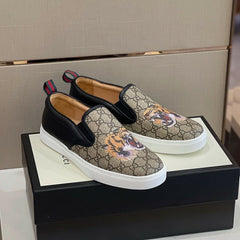 GUCCI GG Supreme Tiger Slip On.