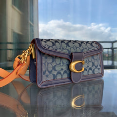 Bolsa Coach Tabby Shoulder Bag 26 in Signature Chambray.