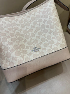 Coach Jude Duffle Bag em Signature Canvas Khaki Claro Ferragens Prata