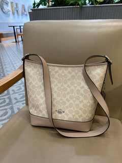 Coach Jude Duffle Bag em Signature Canvas Khaki Claro Ferragens Prata