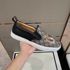 GUCCI GG Supreme Tiger Slip On.