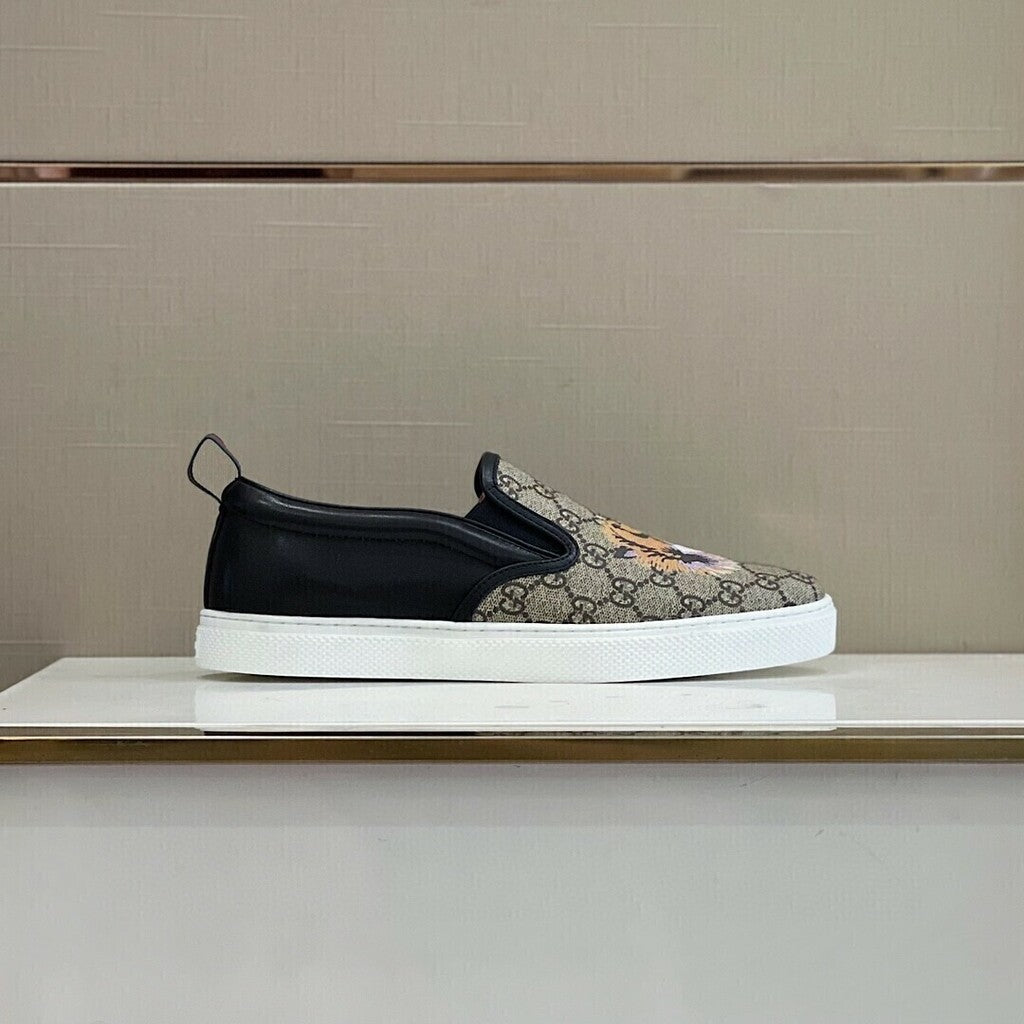 GUCCI GG Supreme Tiger Slip On.