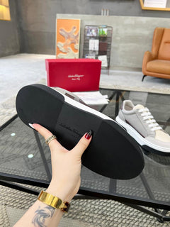Tênis Ferragamo Grey.