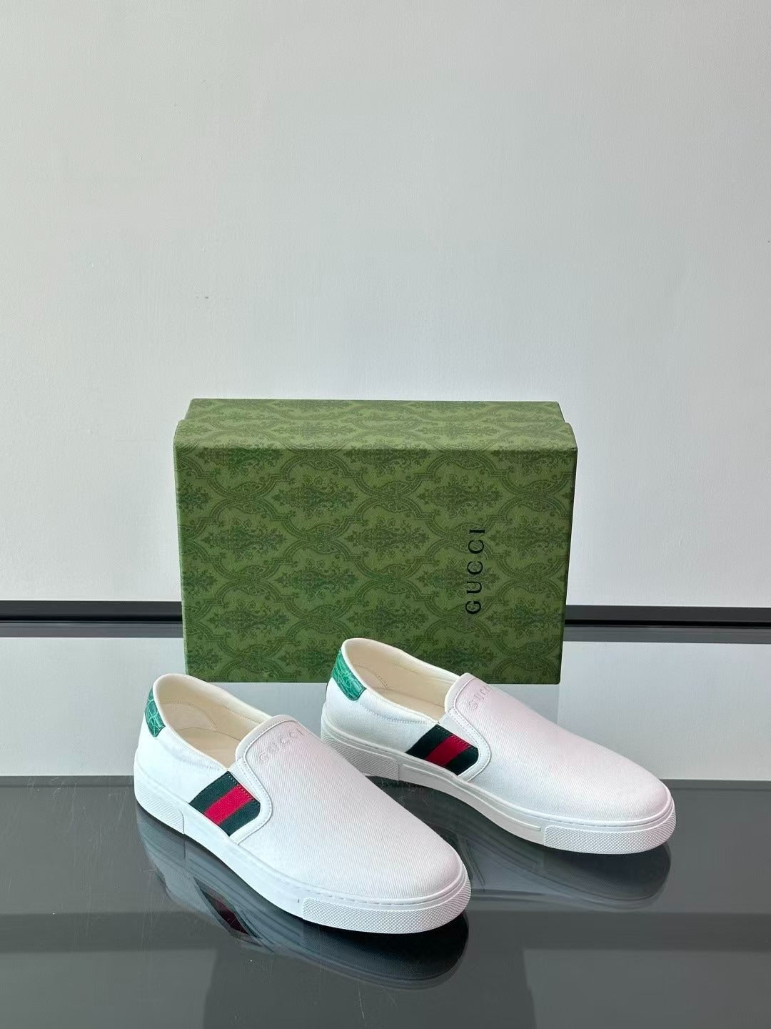 Tênis Slip-on Ace da Gucci.