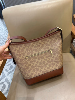 Coach Jude Duffle Bag em Signature Canvas Khaki Ferragens Douradas
