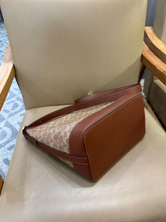 Coach Jude Duffle Bag em Signature Canvas Khaki Ferragens Douradas