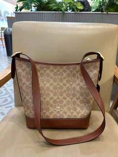 Coach Jude Duffle Bag em Signature Canvas Khaki Ferragens Douradas