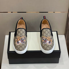 GUCCI GG Supreme Tiger Slip On.