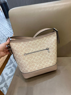 Coach Jude Duffle Bag em Signature Canvas Khaki Claro Ferragens Prata