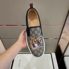 GUCCI GG Supreme Tiger Slip On.