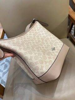 Coach Jude Duffle Bag em Signature Canvas Khaki Claro Ferragens Prata