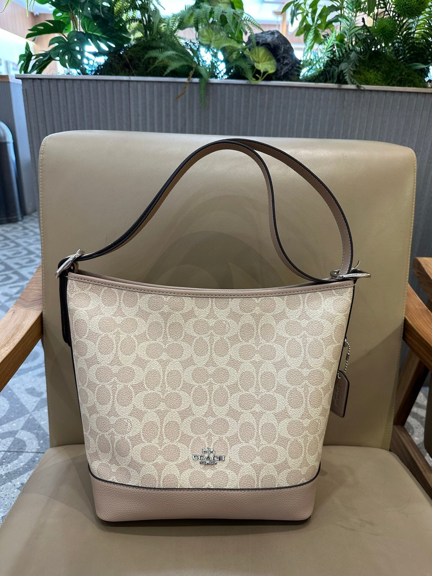 Coach Jude Duffle Bag em Signature Canvas Khaki Claro Ferragens Prata