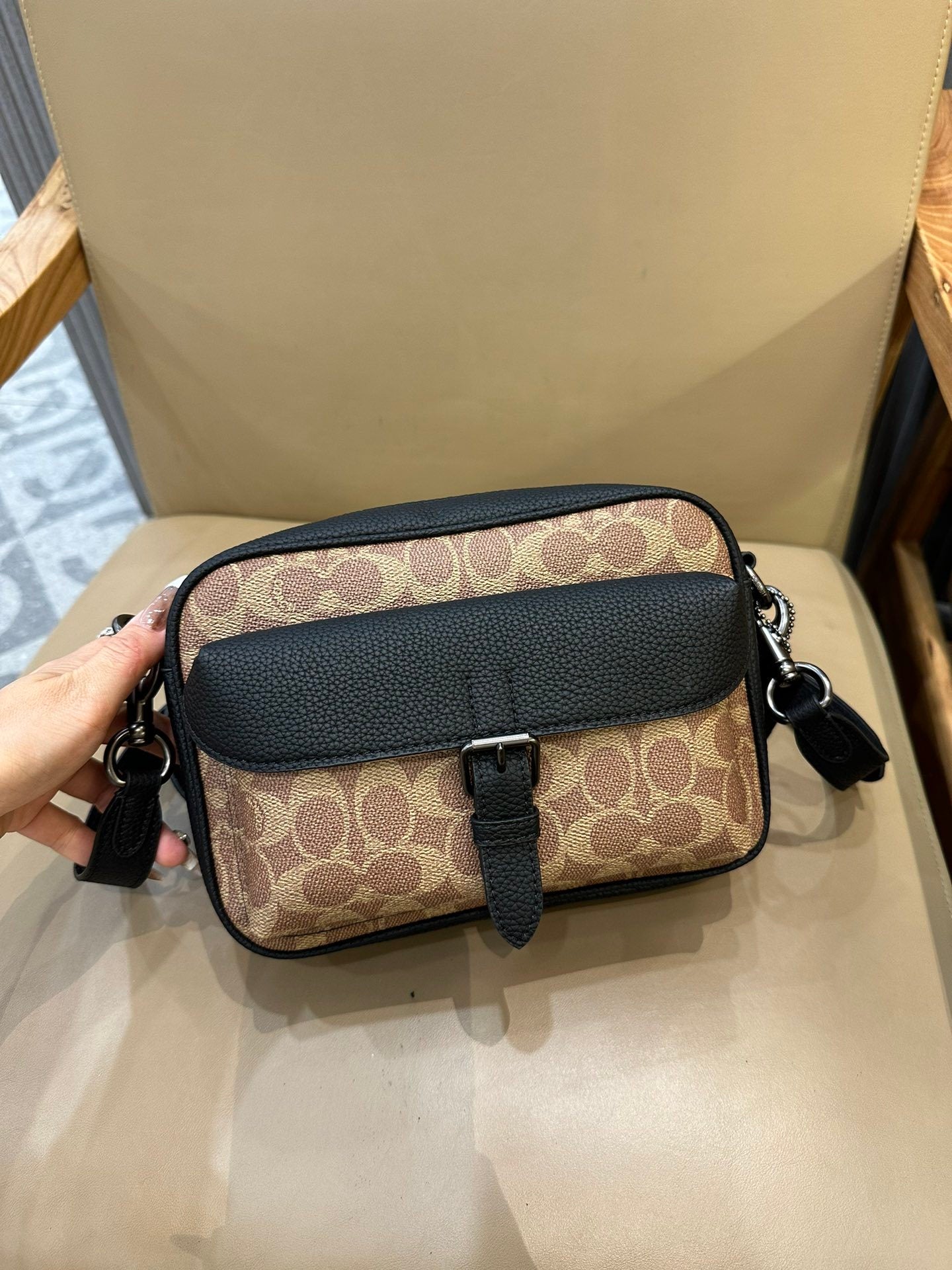 Bolsa Transversal Coach Warner em Canvas Signature Khaki Black