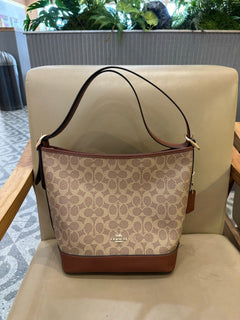 Coach Jude Duffle Bag em Signature Canvas Khaki Ferragens Douradas
