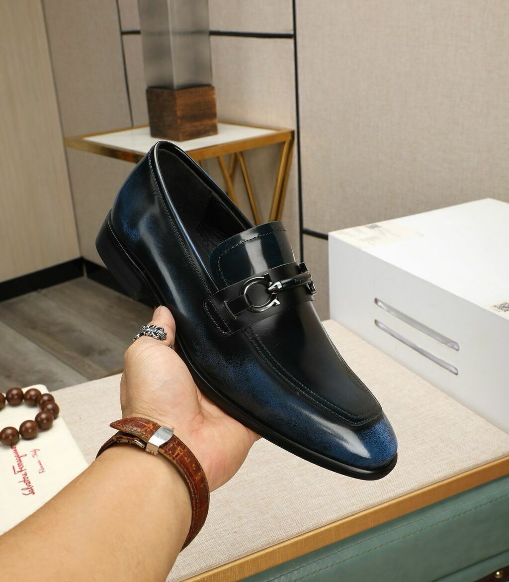 Sapato FERRAGAMO Preto e Azul.